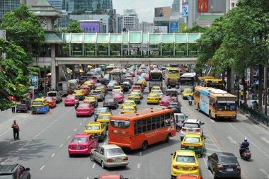 Binalı cadde trafiği manzarası