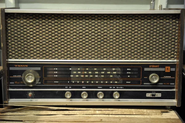 古い木製のテーブルの上のレトロラジオは — ストック写真