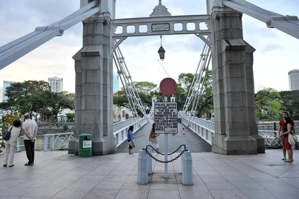 Singapore City Singapore Februari 2012 Mensen Steken Historische Cavenagh Bridge — Stockfoto