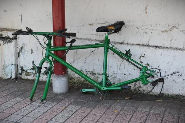 Widok Zniszczonego Roweru Przymocowanego Słupka — Zdjęcie stockowe