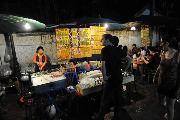 Thailand Bangkok Januari 2012 Toeristen Wandelen Langs Straat Nachts — Stockfoto