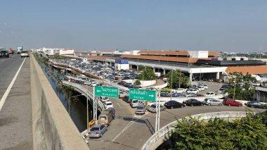 BANGKOK - 11 Mayıs 2012 'de Bangkok, Tayland' da yoğun bir şehir merkezi yolu boyunca trafik geçer. Hükümet istatistiklerine göre, Tayland başkentinin işlek yollarına yılda 150 bin yeni araba katılıyor.