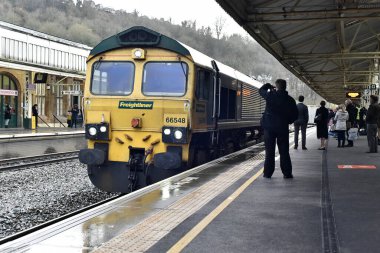Bath, İngiltere - 7 Mart 2019: Bir dizel yük treni Bath Spa tren istasyonundan geçer.