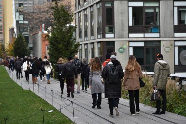New York City, ABD - 12 Kasım 2018: İnsanlar Manhattan 'daki High Line' da sonbahar renklerinin tadını çıkarıyorlar. High Line eski bir yük treni hattında oluşturulan popüler bir yüksek park ve sokak yürüyüşü..
