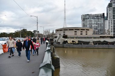 Melbourne, Avustralya - 22 Ağustos 2018: İnsanlar şehir merkezindeki Yarra Nehri üzerinden Princes Köprüsü 'nü yürüyerek geçiyorlar.