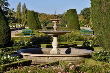 Güzel Park Bahçesindeki Çeşmenin Manzarası