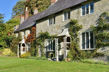 Geleneksel Eski İngiliz Kır Evi ve Bahçe Çimleri