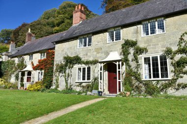 Geleneksel Eski İngiliz Kır Evi ve Bahçe Çimleri