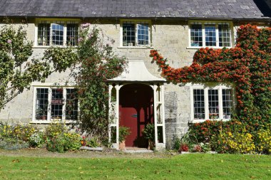 Geleneksel Eski İngiliz Kır Evi ve Bahçe Çimleri