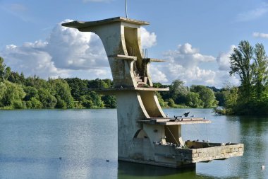 Gölde Bir Dalış Platformunun Manzaralı Görünümü