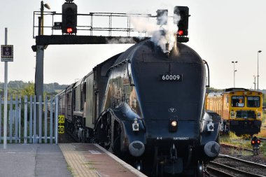 Westbury, İngiltere - 15 Temmuz 2018: Güney Afrika Buhar Makineleri Birliği treni Westbury Tren İstasyonu 'na yanaştı. Güney Afrika Birliği, buhar makinelerinin ikonik Mallard veya LNER sınıfı A4 'üne aittir..