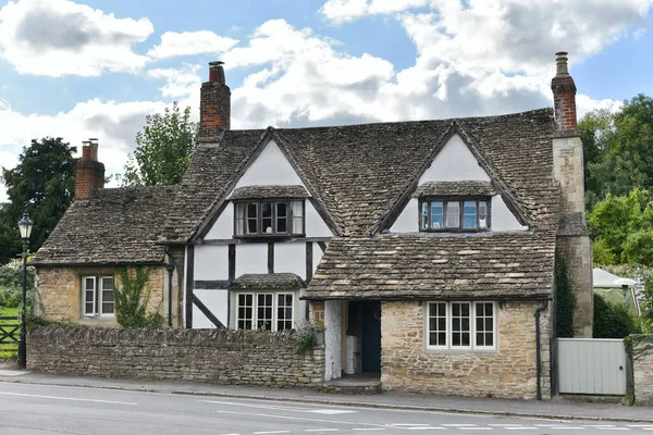 Veduta Vecchio Cottage Inglese Una Strada Villaggio — Foto Stock