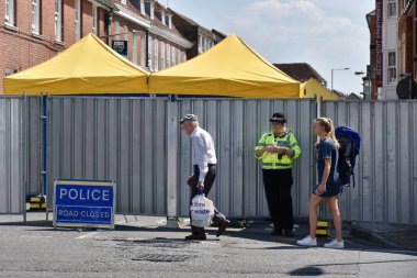 Salisbury, İngiltere - 6 Temmuz 2018: Yerel sakinler Charlie Rowley ve Dawn Sturgess sinir gazı zehirlenmesinden hastalandıktan sonra soruşturma devam ederken polis şehir merkezindeki bir pansiyonu kordon altına aldı.