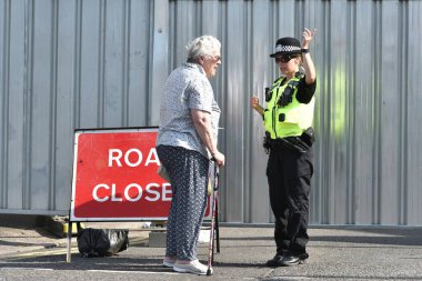 Salisbury, İngiltere - 6 Temmuz 2018: Yerel halk Charlie Rowley ve Dawn Sturgess sinir gazı zehirlenmesinden hastalandıktan sonra şehir merkezindeki bir pansiyonda yoldan geçenlerle polis konuştu.