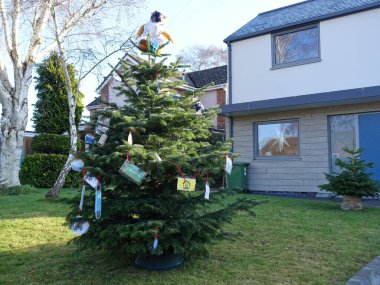 Trowbridge, İngiltere - 10 Ocak 2012: Bir ev bahçesinde Covid 19 temalı Noel ağacı görüldü.