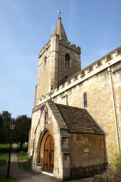 Vista Panorámica Una Iglesia Cementerio Inglés Tradicional Decir Iglesia Santísima —  Fotos de Stock