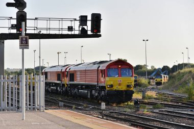 Westbury, İngiltere - 15 Temmuz 2018: Westbury Tren İstasyonu 'ndan bir yük treni geçiyor.