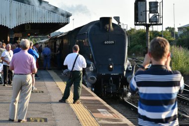 Westbury, İngiltere - 15 Temmuz 2018: Demiryolu meraklıları Westbury Tren İstasyonu 'ndaki Güney Afrika Birliği buhar makinesi trenine hayran. 