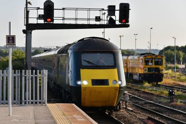 Westbury, İngiltere - 15 Temmuz 2018: Büyük Batı Demiryolu (GWR) InterCity 125 treni Westbury Tren İstasyonu 'na yanaştı.