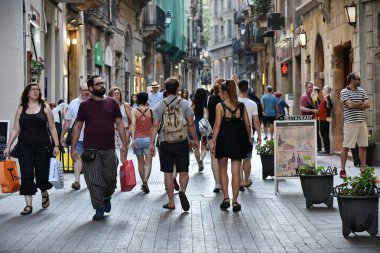 Barselona caddesinde yürüyen insanlar 