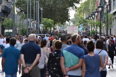 Şehirde yürüyen bir grup insan. 