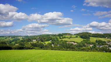 Büyük beyaz bulutlu yeşil alan 