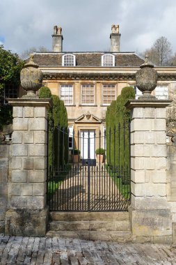 Bir İngiliz Köyü 'ndeki geleneksel bir malikaneye giden Bahçede Ağaç Çizgili Yol manzarası