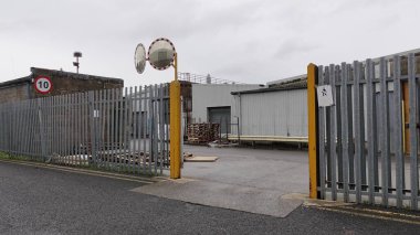 Trowbridge, İngiltere - 16 Şubat 2021: Endüstriyel bölgede bir giriş görüldü.