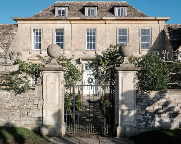 Casa Velha Mansão Entrada Gated Uma Rua Uma Vila Inglesa — Fotografia de Stock