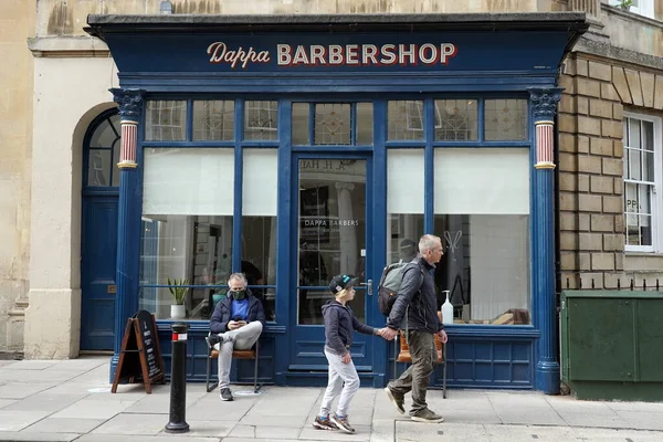 Bath Reino Unido Abril 2021 Gente Pasa Por Una Barbería — Foto de Stock