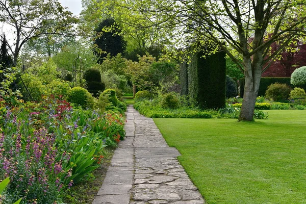 Schöner Garten Mit Grünen Bäumen Und Blühenden Blumen — Stockfoto