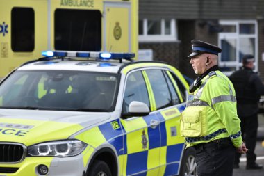 Salisbury, İngiltere - 8 Mart 2018: Eski Rus ajanı Sergei Skripal 'in sinir gazı zehirlenmesinin ardından Salisbury şehir merkezinde büyük bir olay olarak bir polis memuru nöbet tutuyor.
