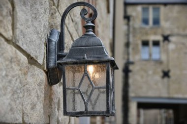 Kasaba Binası 'nın dışındaki Vintage Lambanın görüntüsü