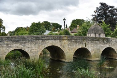 bir nehir üzerinde eski taş köprü