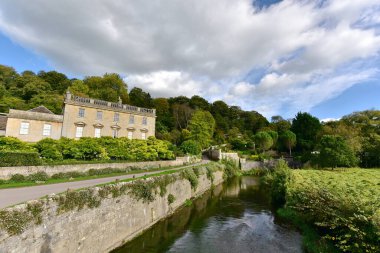 Nehir ve Köy Şeridi Yanındaki Çekici Eski İngiliz Malikanesi