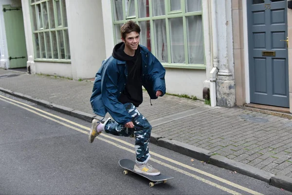 Frome Velká Británie Září 2017 Muž Skateboardy Podél Ulice Centru — Stock fotografie