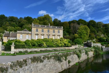 Nehir ve Köy Şeridi Yanındaki Çekici Eski İngiliz Malikanesi