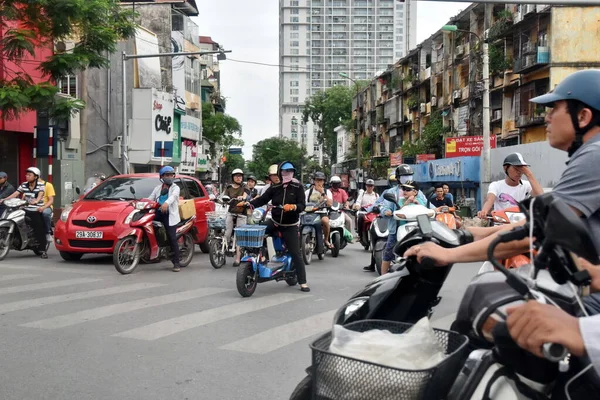 Hanoi Vietnam Junio 2017 Motociclistas Recorren Una Concurrida Calle Del — Foto de Stock