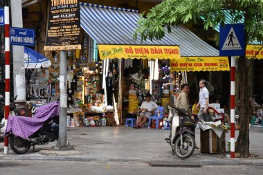 HANOI, VİETNAM - Haziran 23RD, 2017: Müşteriler Hanoi 'nin eski mahallesindeki bir sokak pazarına bakıyorlar.