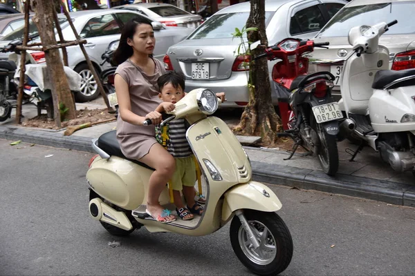 Hanói Vietnã Junho 2017 Passeio Mulher Criança Uma Motocicleta Uma — Fotografia de Stock