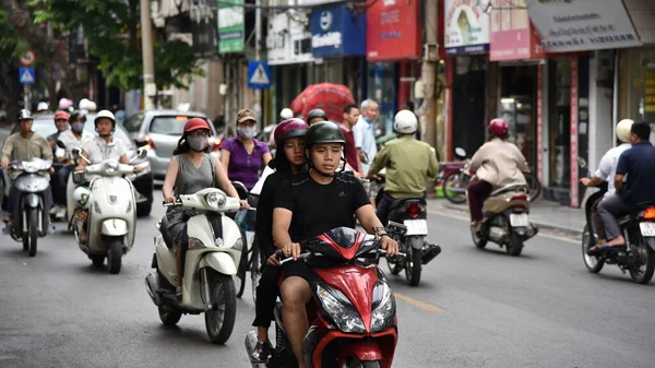 Hanoi Vietnam Junio 2017 Motociclistas Recorren Una Concurrida Calle Del — Foto de Stock