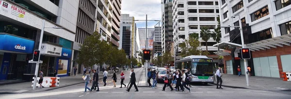 Perth Austrálie Května 2017 Pěší Křižovatka Dopravou Čeká Hlavní Silnici — Stock fotografie