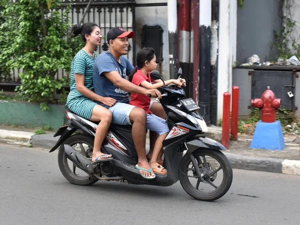 Τζακάρτα Ινδονησία Μαΐου 2017 Μια Οικογένεια Τεσσάρων Βόλτα Μοτοσικλέτα Κατά — Φωτογραφία Αρχείου