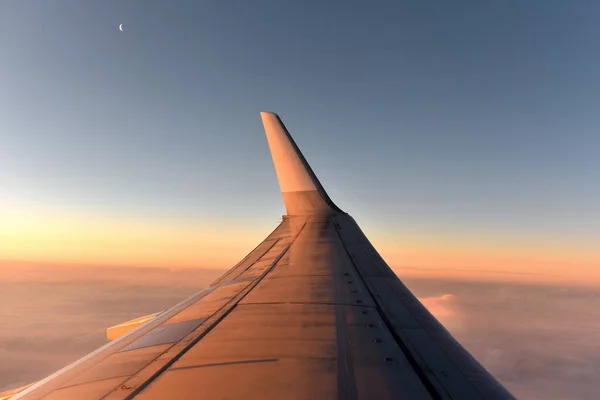 Blick Auf Einen Flugzeugflügel Bei Sonnenuntergang — Stockfoto