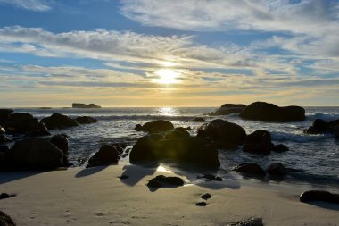 Gün batımında Rocky plajı ve deniz, yani Cape Town Güney Afrika 'daki Boulders plajı.