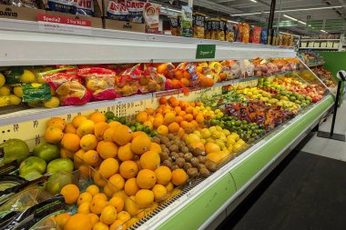 4 Kasım 2023 'te ABD' nin New Haven kentindeki Elm Kent Marketi 'nin süpermarket koridorundaki raflarda taze meyve görülür..