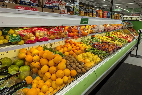 4 Kasım 2023 'te ABD' nin New Haven kentindeki Elm Kent Marketi 'nin süpermarket koridorundaki raflarda taze meyve görülür..