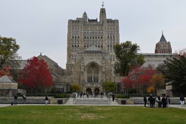 Sterling Anıt Kütüphanesi 17 Kasım 2025 'te ABD' nin New Haven şehrinde Yale Üniversitesi 'nin kampüsünde görülmüştür. Sterling Anıt Kütüphanesi (SML) Yale Üniversitesi 'nin ana kütüphanesidir..