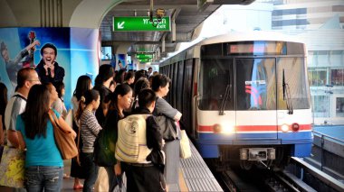22 Mayıs 2019 'da Bangkok, Tayland' a gelen bir tren için insanlar yoğun bir BTS Skytrain platformunda bekliyor. Toplu taşıma yağmur ağının her treni 1000 'den fazla yolcu taşıyabilir..