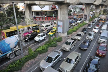 22 Mayıs 2019 'da Bangkok, Tayland' da yoğun bir şehir merkezi yolunda trafik tıkandı. Her yıl 150.000 yeni araba yoğun Tayland başkentinin yollarına dökülüyor..